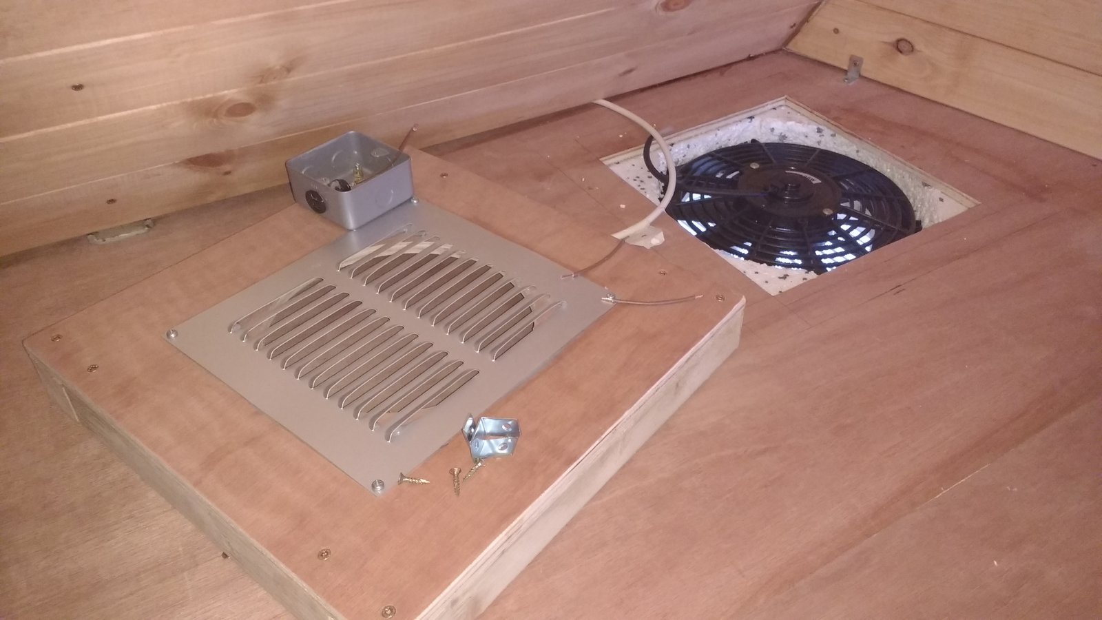 Radiator fan ventilation